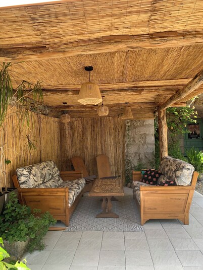 Authentic, comfortable house in a green setting. Swimming pool, pétanque.