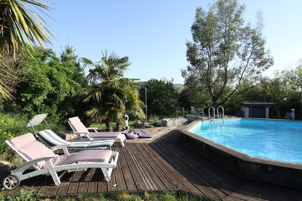 Authentic and comfortable Ardèche farmhouse in a green setting