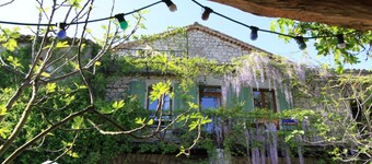 Authentic, comfortable house in a green setting. Swimming pool, pétanque.