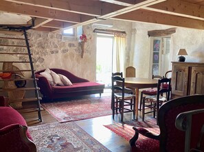 Flat-screen TV, fireplace, table tennis, books