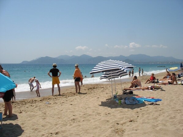 Una spiaggia nelle vicinanze