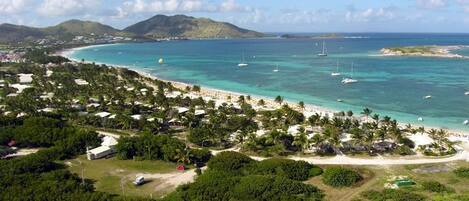 Ubicación a pie de playa, tumbonas y toallas de playa