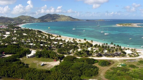 Plage, chaises longues, serviettes de plage