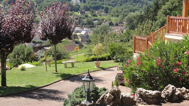 A residential area with a paved driveway, a stone wall, and a wooden fence. - Quiet, dead-end street, 10 minutes' walk from the town center, ground floor (Sarlat-La-Canéda)