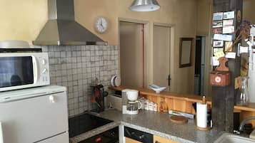 Geladeira, micro-ondas, fogĂŁo, cooktop