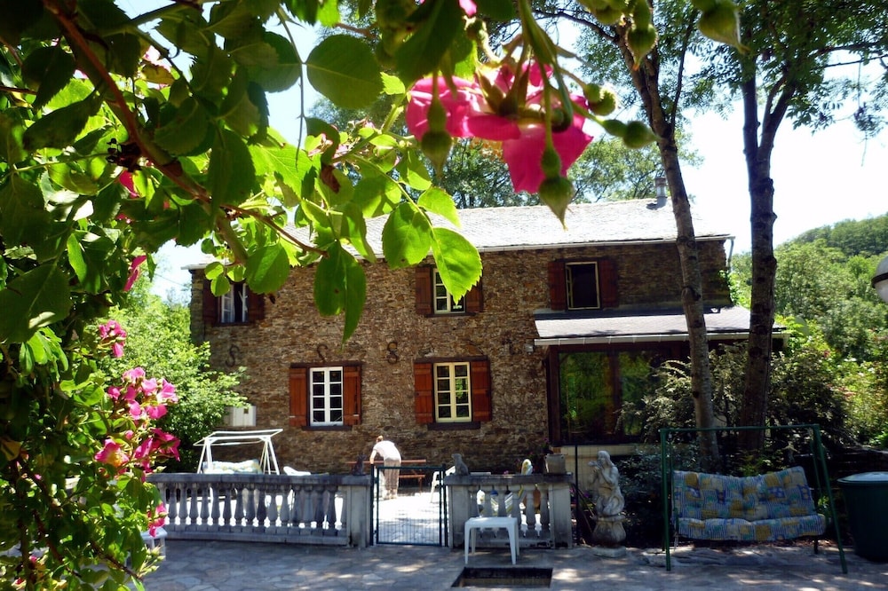 Rental of a mill in the countryside in a beautiful green setting
