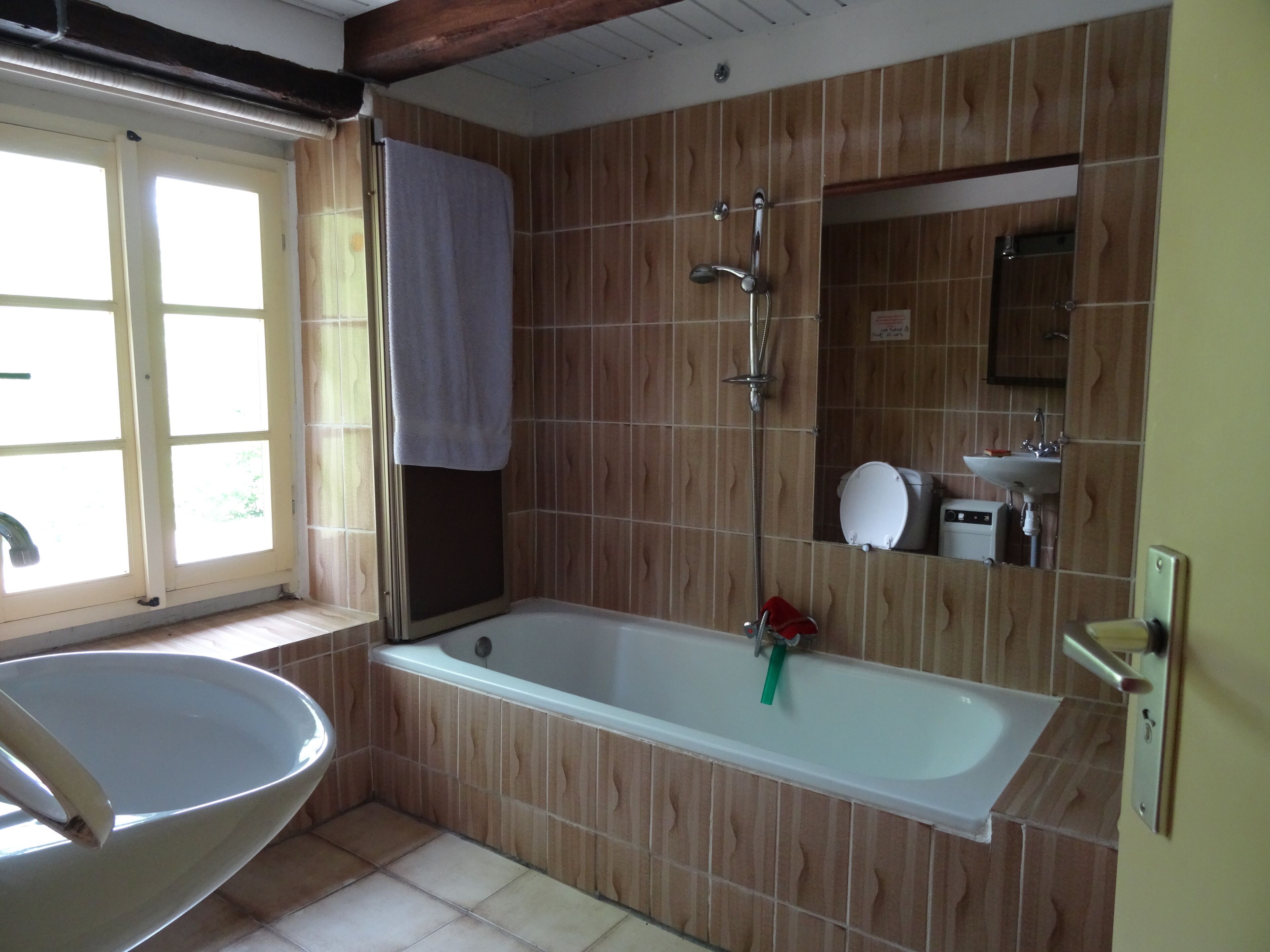 Combined shower/bathtub, toilet paper