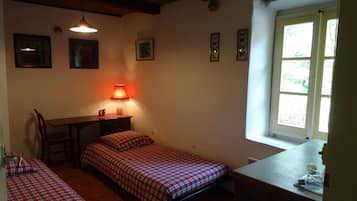4 bedrooms, iron/ironing board, free WiFi