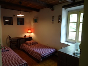 4 chambres, fer et planche à repasser, accès au Wi-Fi (inclus)