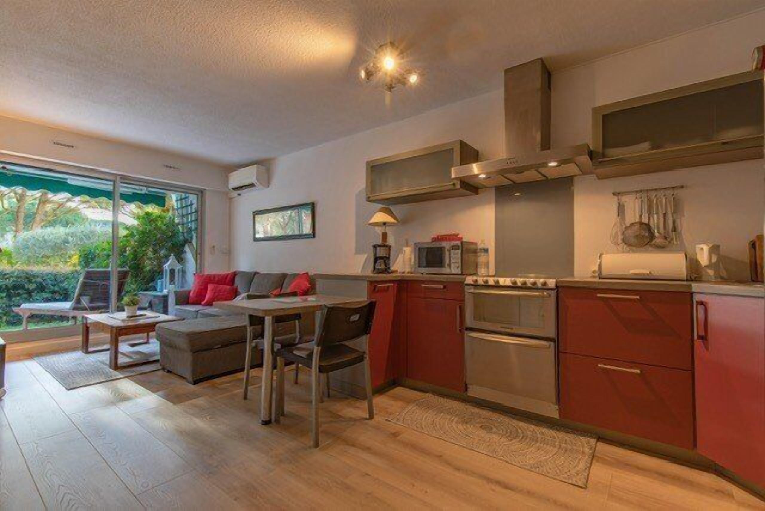 Magnificent Sleeps 4 in a Beautiful Residence, Air-Conditioned, La Grande Motte Golf Pool