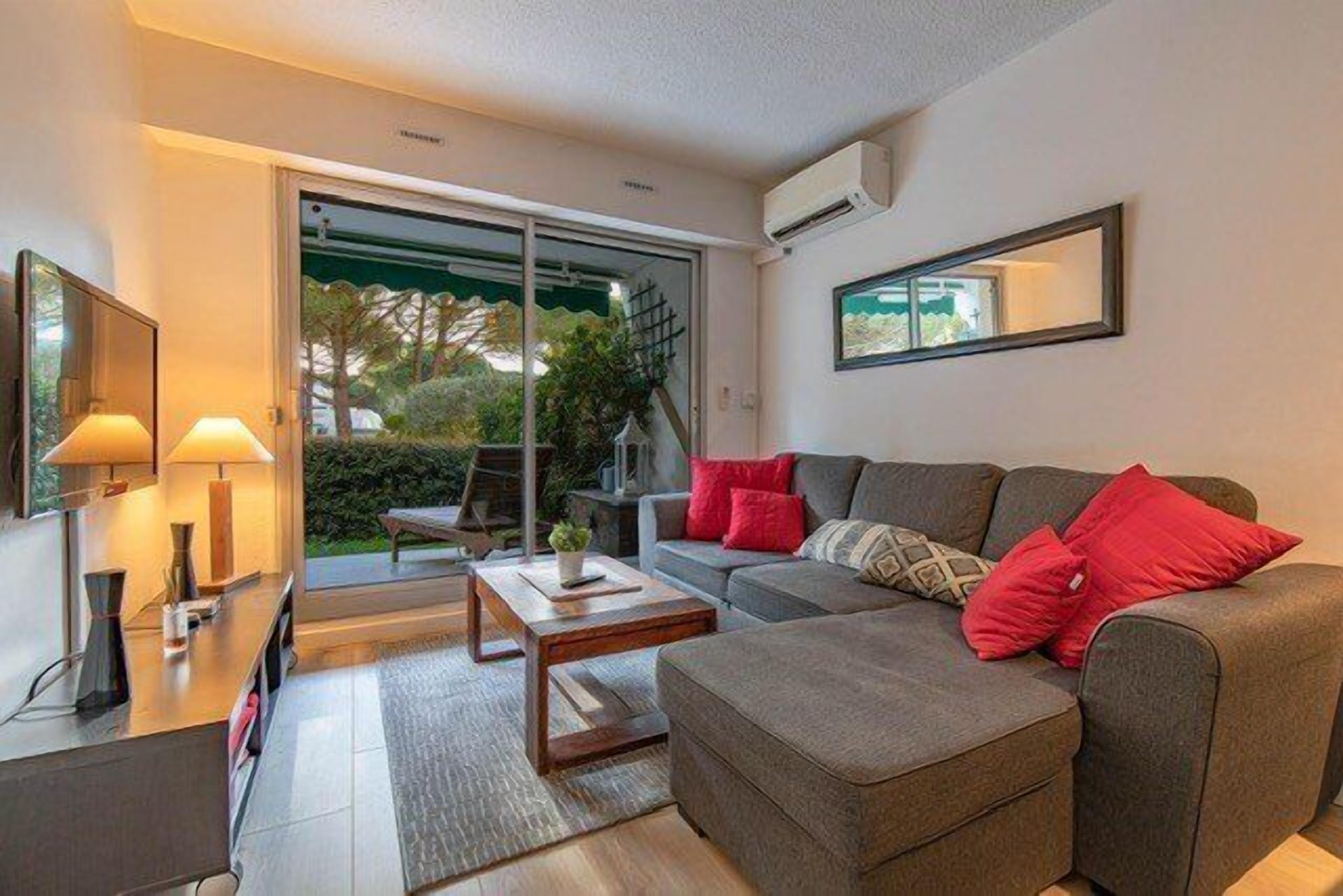 Magnificent Sleeps 4 in a Beautiful Residence, Air-Conditioned, La Grande Motte Golf Pool