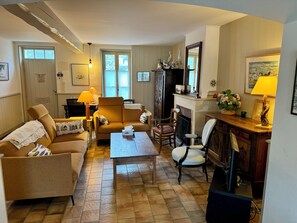 Fernseher, Kamin, Bücher