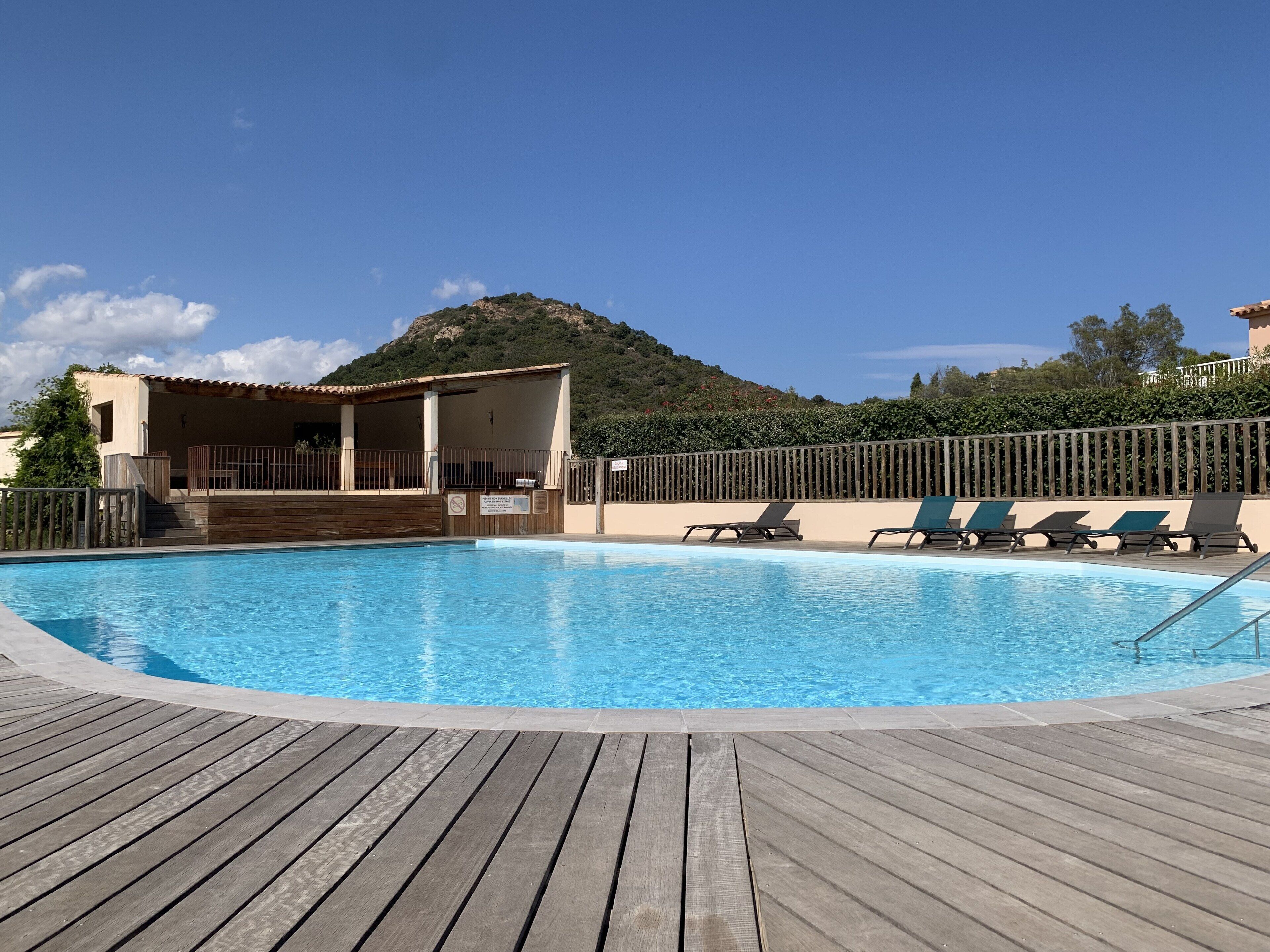 Apartment 6 people, 2 minutes from the beaches, swimming pool, sheets and cleaning included