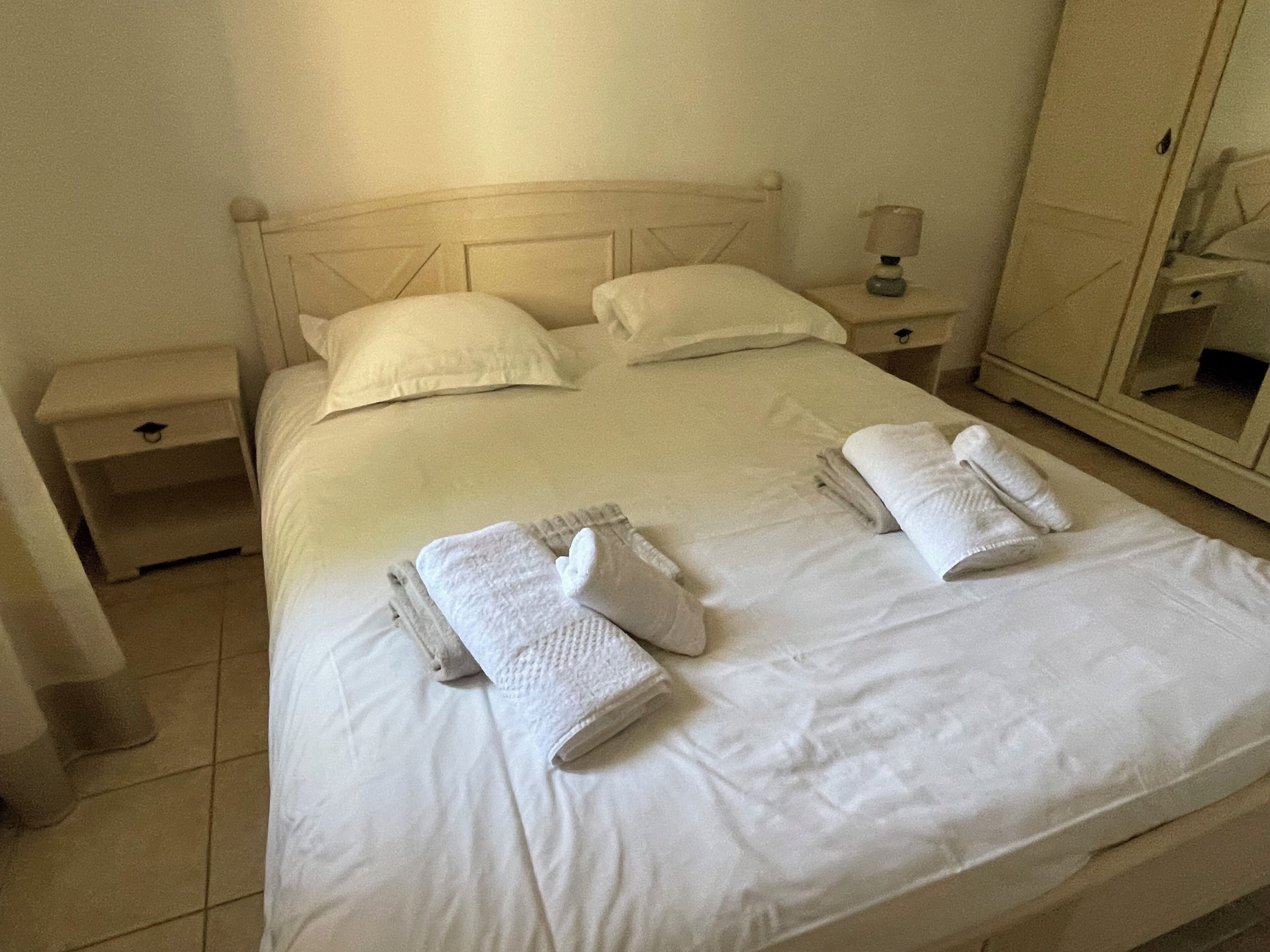 Apartment 6 people, 2 minutes from the beaches, swimming pool, sheets and cleaning included