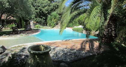 Maison rénové, spacieuse et lumineuse avec piscine à débordement et plage.
