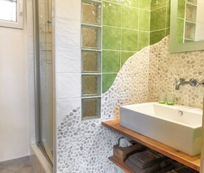 Combined shower/tub, hair dryer, towels, soap - Privatized places (Callian)
