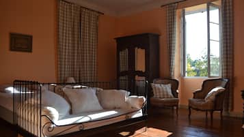 10 bedrooms, iron/ironing board, travel cot, free WiFi