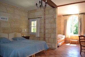 10 bedrooms, iron/ironing board, travel crib, free WiFi - House with character, Gardegan-et-Tourtirac (Gardegan-et-Tourtirac)