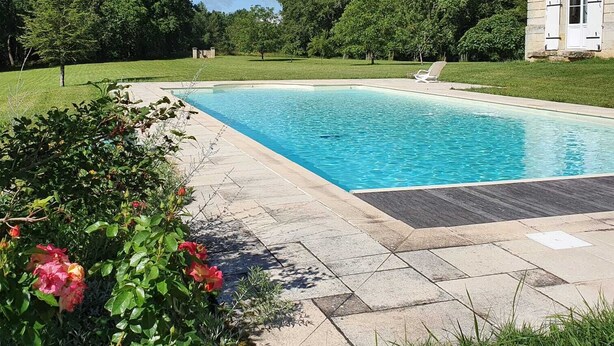A rectangular swimming pool with a stone deck, surrounded by a well-maintained lawn and trees. - House with character, Gardegan-et-Tourtirac (Gardegan-Et-Tourtirac)