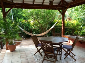 Outdoor dining - House with swimming pool with sea view in a garden with trees in Anses d'Arlet (LES ANSES D'ARLET)