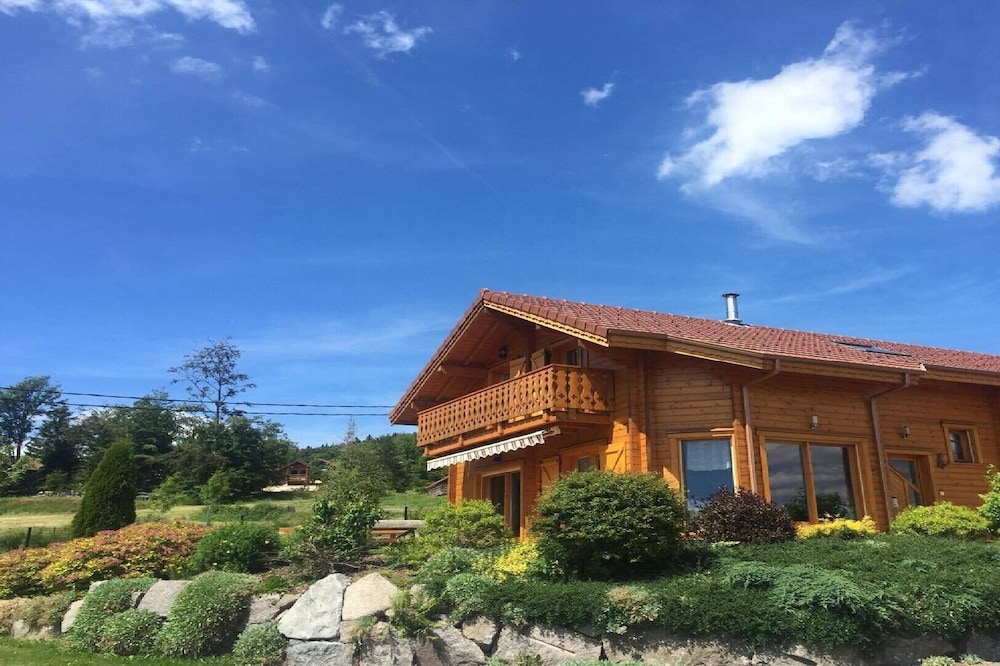 Beautiful panoramic view of the lake and ski slopes, classified 3 stars, Wifi