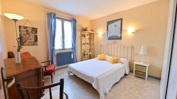 4 slaapkamers, een strijkplank/strijkijzer, reisbedje, gratis wifi