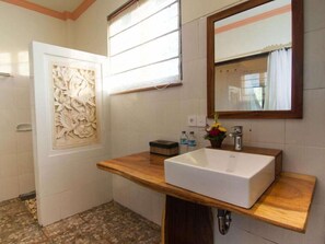 Ducha, artículos de higiene personal gratuitos y secador de pelo
