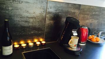 Réfrigérateur, four à micro-ondes, un four, surface de cuisson