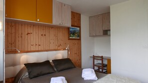 3 室のベッドルーム、デスク、アイロン / アイロン台、WiFi (無料)