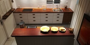 Fridge, microwave, oven, stovetop - Beautiful Creole villa in Petit-Bourg, in the center of Guadeloupe. (Petit-Bourg)