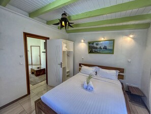 2 bedrooms, desk, iron/ironing board, WiFi