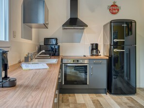 Køleskab, mikrobølgeovn, ovn, kogeplade