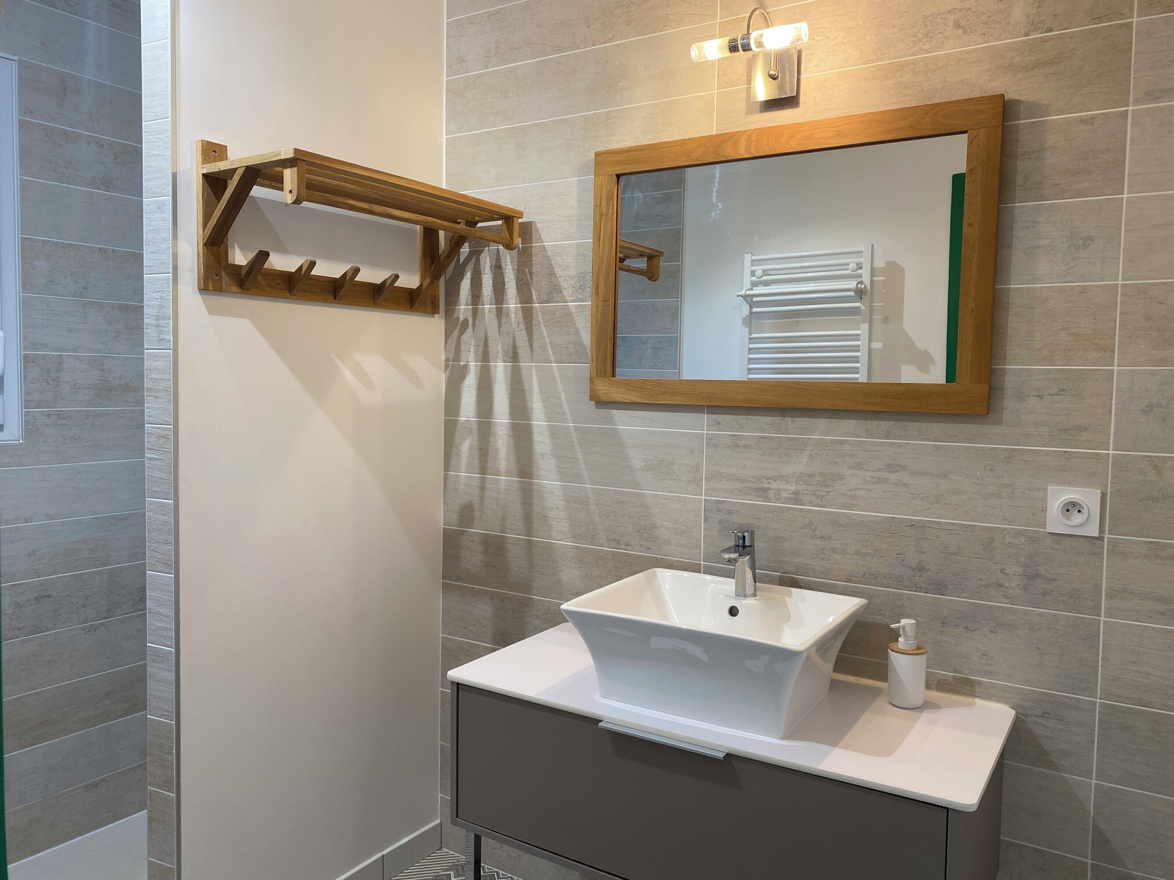 Douche, sèche-cheveux, serviettes fournies