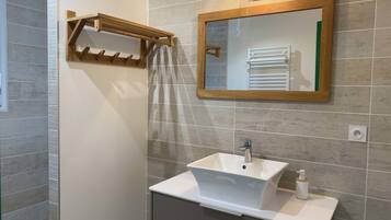 Shower, hair dryer, towels