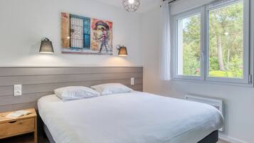 2 bedrooms, iron/ironing board, travel cot, WiFi