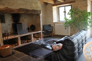 Fernseher, Kamin, Bücher