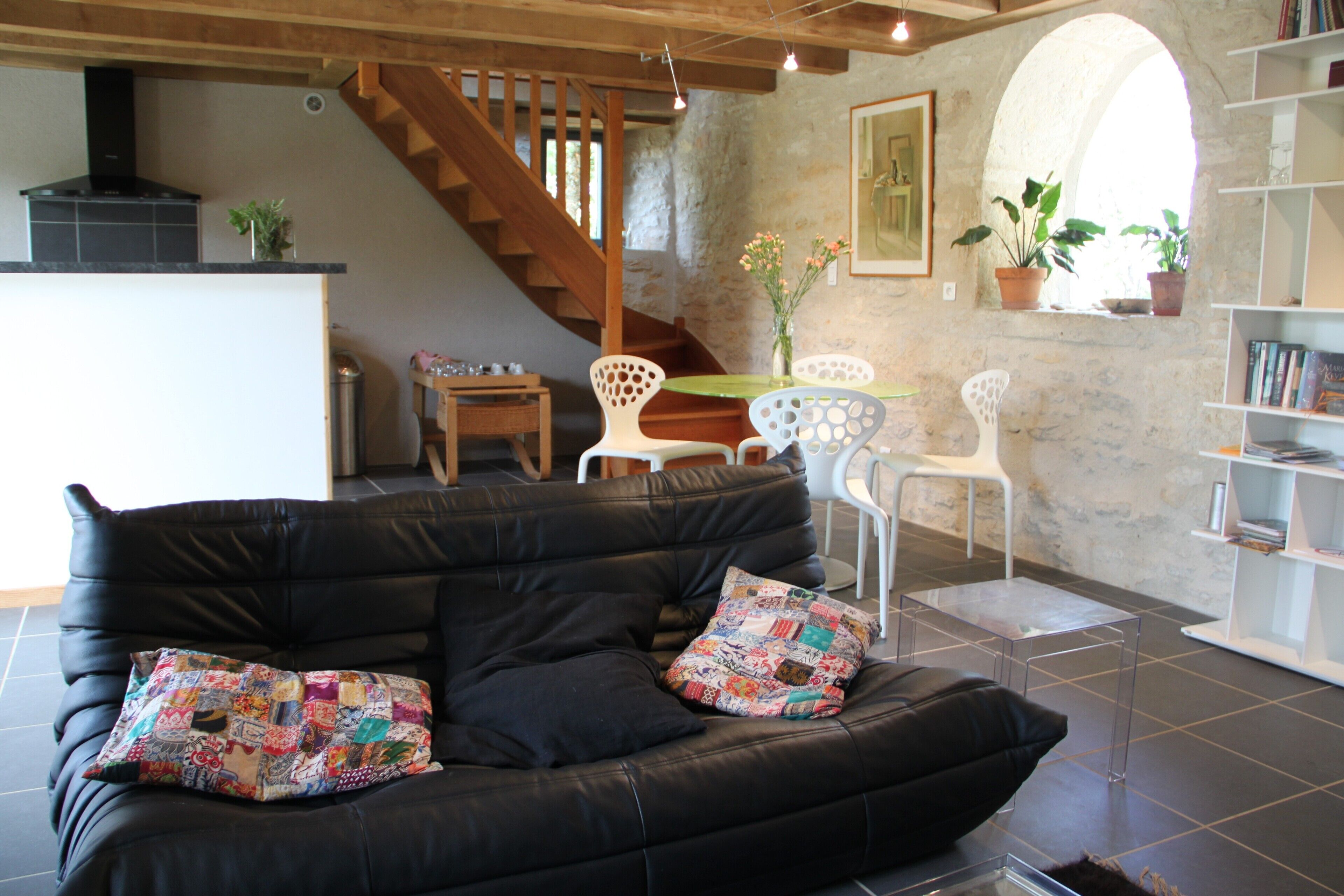 Télévision, cheminée, livres