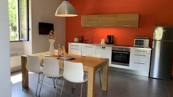 Réfrigérateur, micro-ondes, four, plaque de cuisson