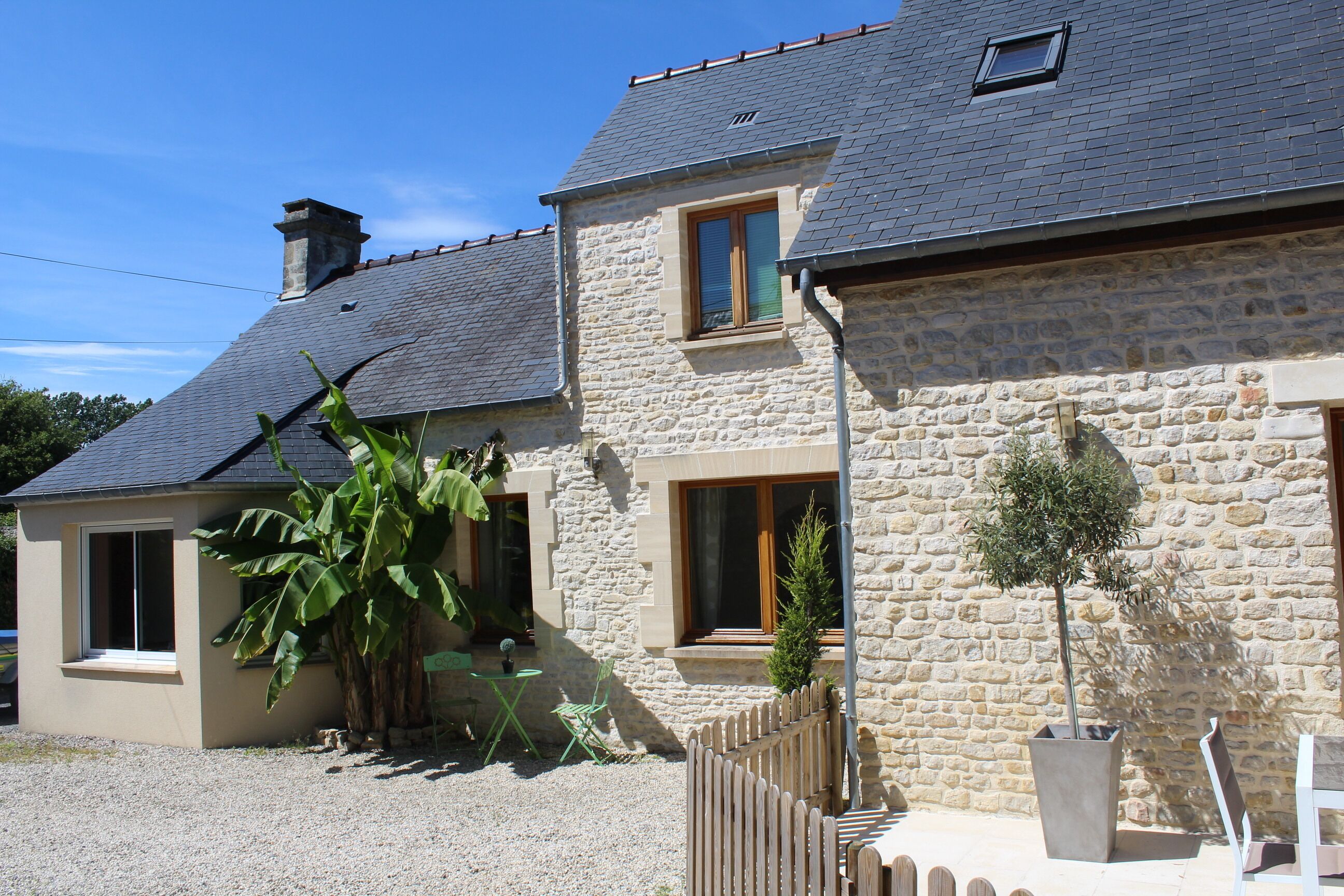 With the charm of beautiful stones, Bayeux and D-Day beaches on the program