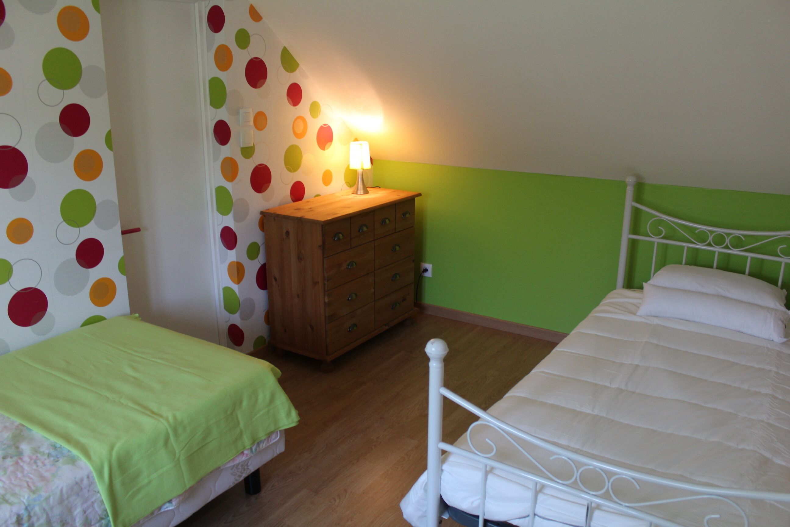 With the charm of beautiful stones, Bayeux and D-Day beaches on the program