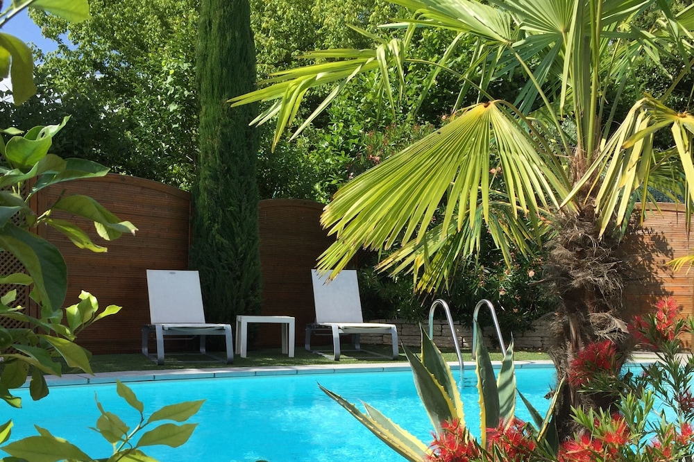 BEAUTIFUL FULL FOOT HOUSE WITH POOL CLOSE TO TOWN CENTER AND DORDOGNE