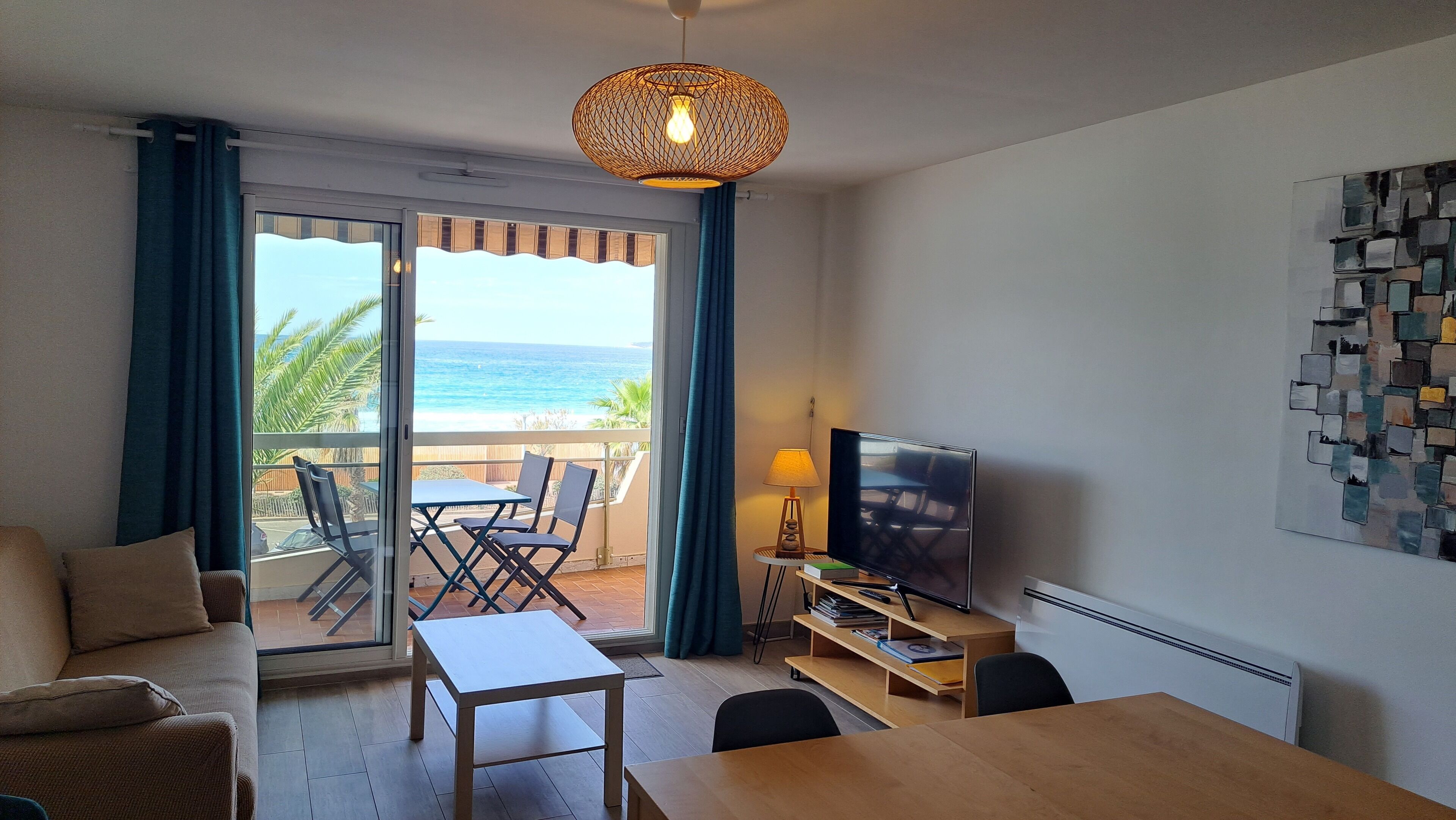 Large T2 + cabin (50m²) renovated 4 to 5 people on the seafront with parking
