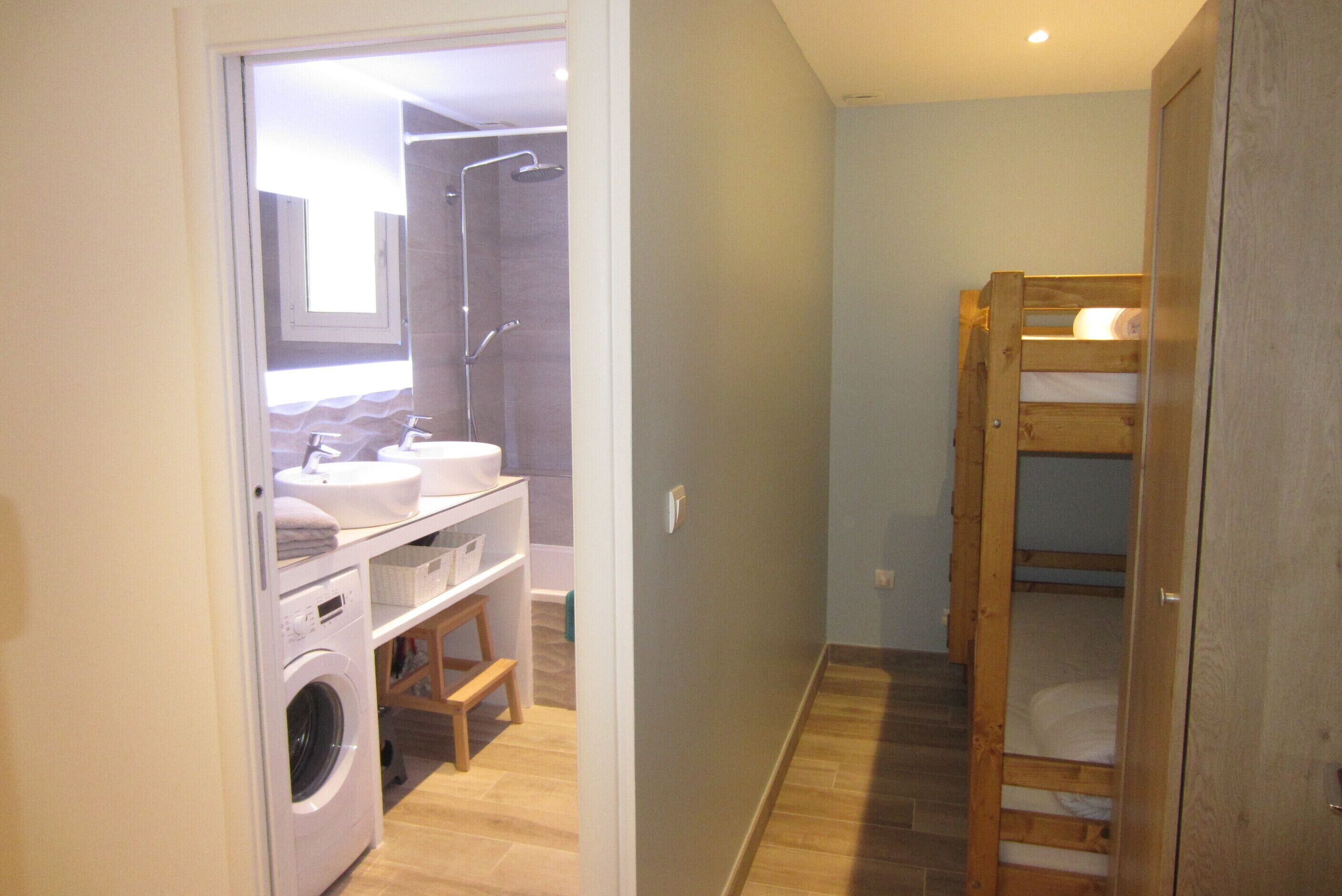 Large T2 + cabin (50m²) renovated 4 to 5 people on the seafront with parking