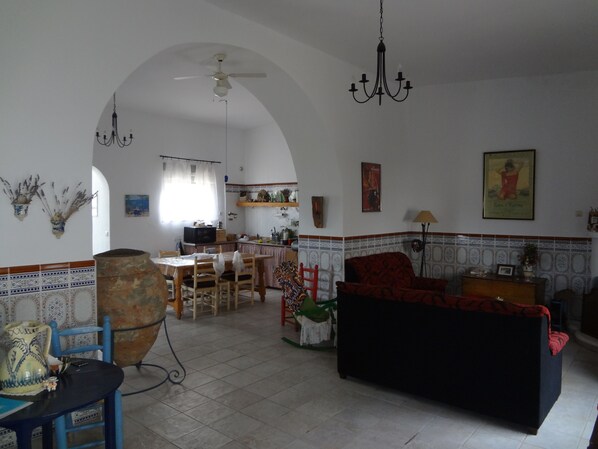 Fernseher, Kamin, DVD-Player, Bücher