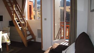 Téléviseur, lecteur de DVD, livres