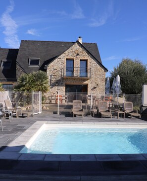 Outdoor pool, a heated pool - MAGNIFICENT NEW VILLA CLOSE BEACH WITH HEATED SWIMMING POOL (Erdeven)