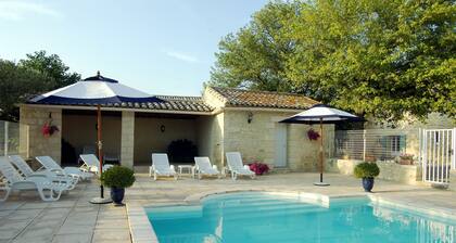 UzĂšs superbe gĂźte tout confort avec piscine Ă 700m du centre ville: