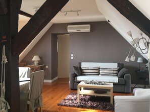 Fernseher, DVD-Player, TischfuĂball, Tischtennisplatte