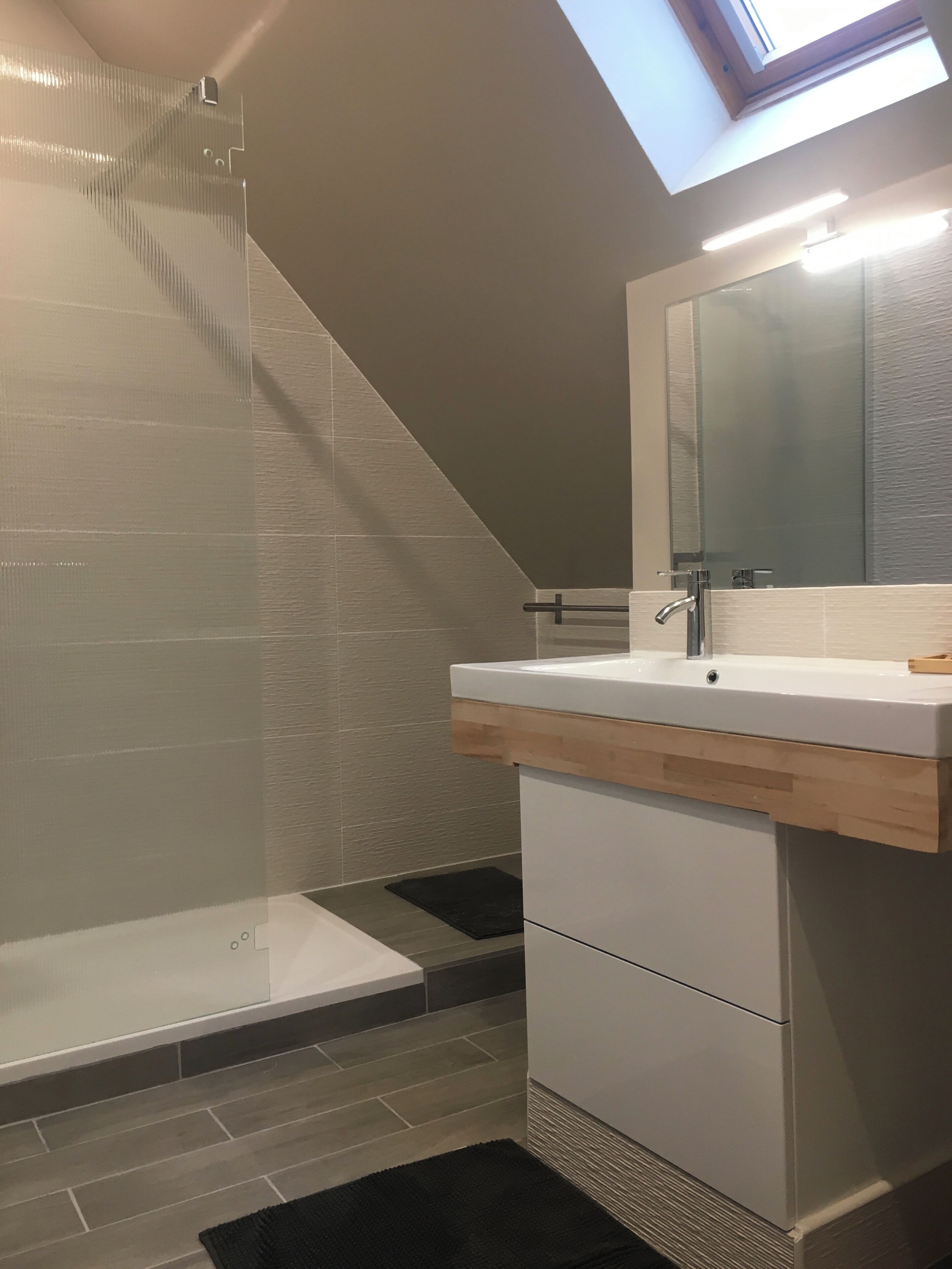 Douche, articles de toilette gratuits, sèche-cheveux, papier toilette