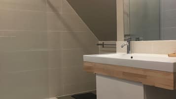 Douche, articles de toilette gratuits, sĂšche-cheveux, papier toilette